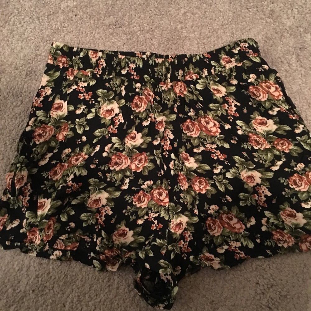Floral elastic shorts